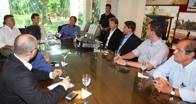 Cid Gomes se reúne com executivos da Apple